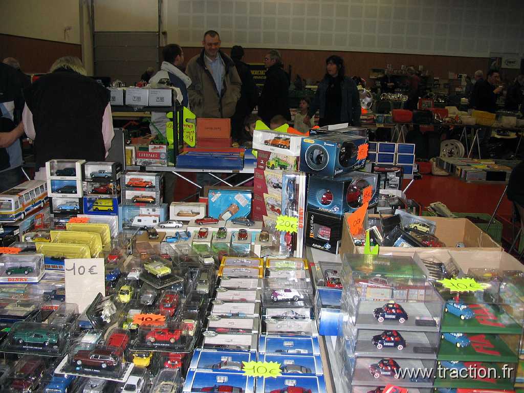 20090228 Montbeliard (47).jpg - 28/02/2009 - 25200 MONTBELIARD VIEUX VOLANTS FRANCS-COMTOIS Bourse d'échange Autos-Motos Anciennes - la Roselière - Stand de miniatures